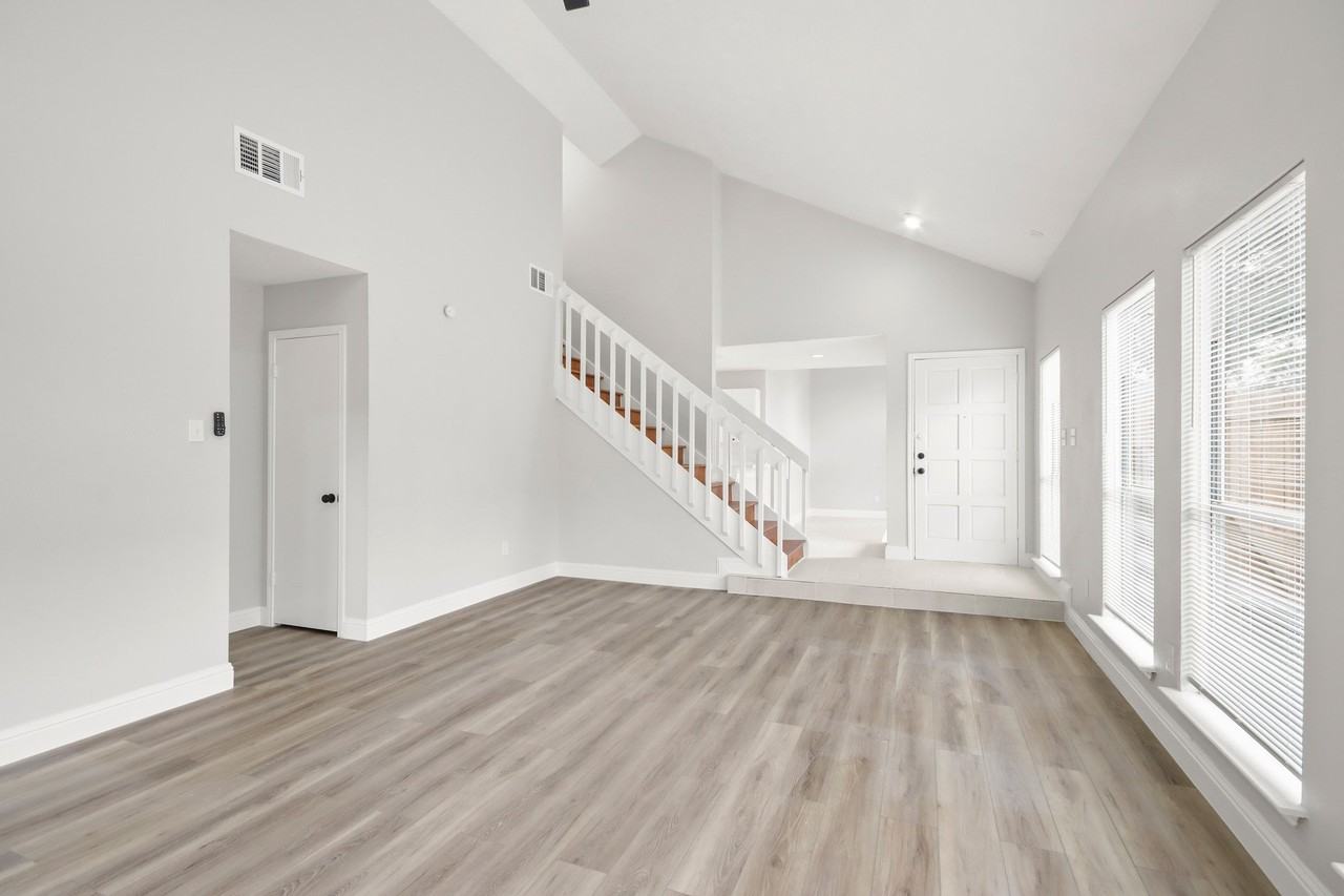 16602 Capewood Dr - Photo 4 of 20