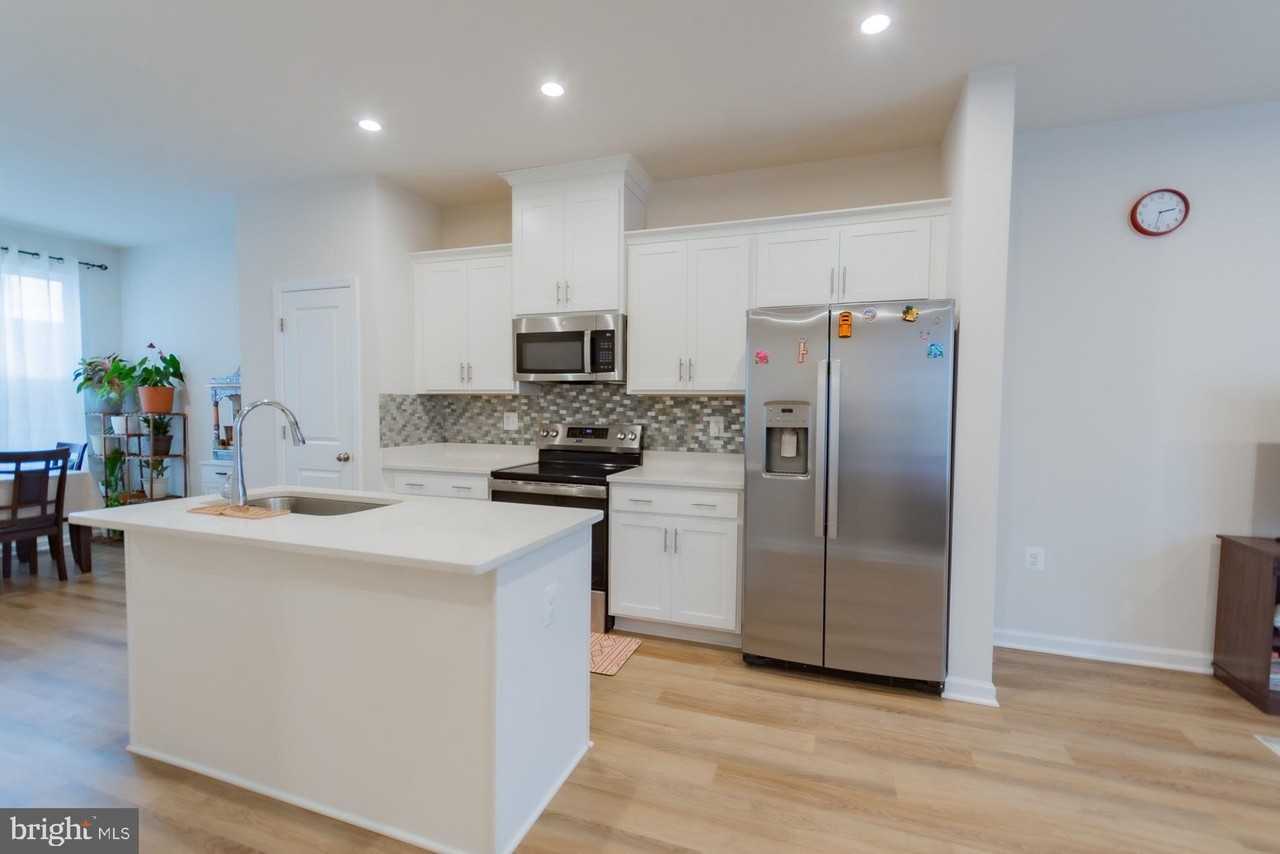 154 Coolidge Ave - Photo 7 of 42