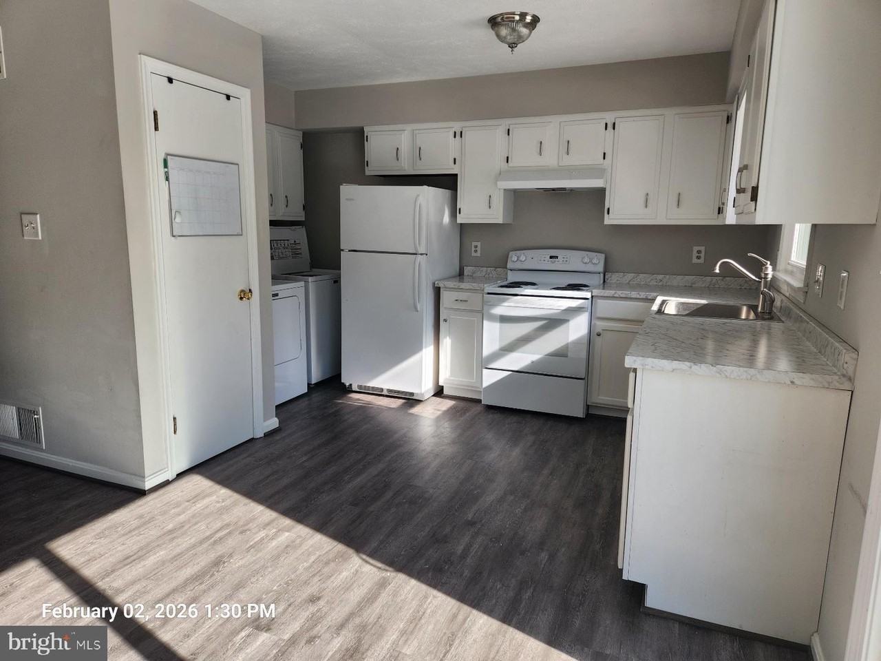1329 Robinhood Ln - Photo 3 of 8