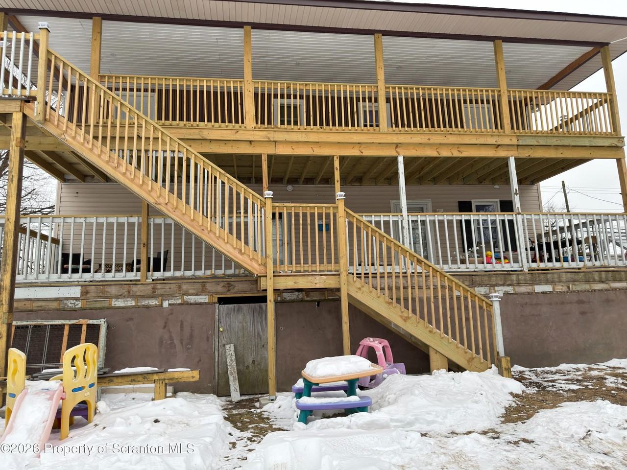 1043 Main St - Photo 2 of 10