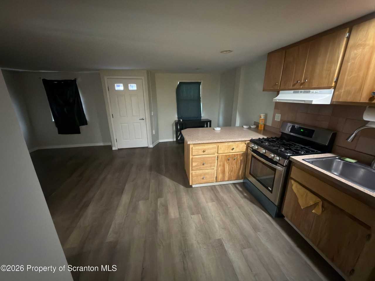 1043 Main St - Photo 4 of 10