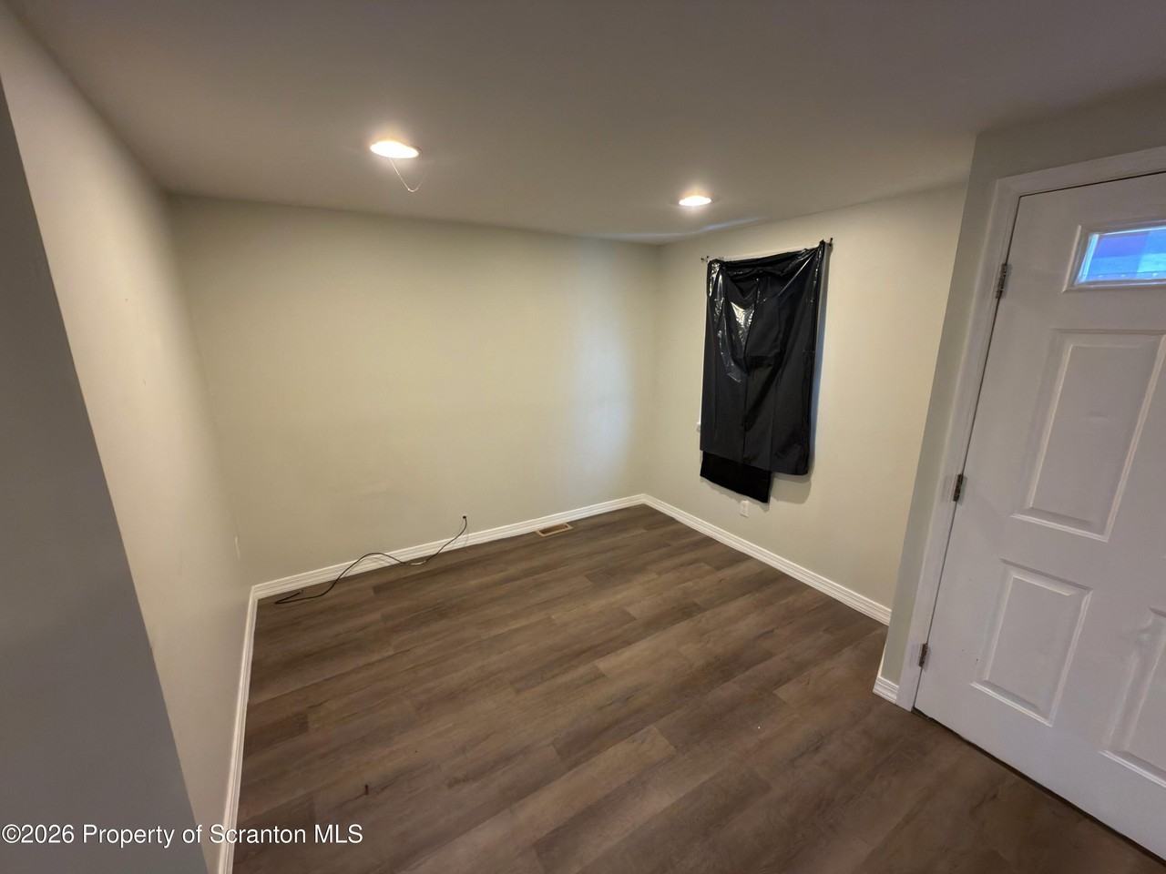 1043 Main St - Photo 6 of 10