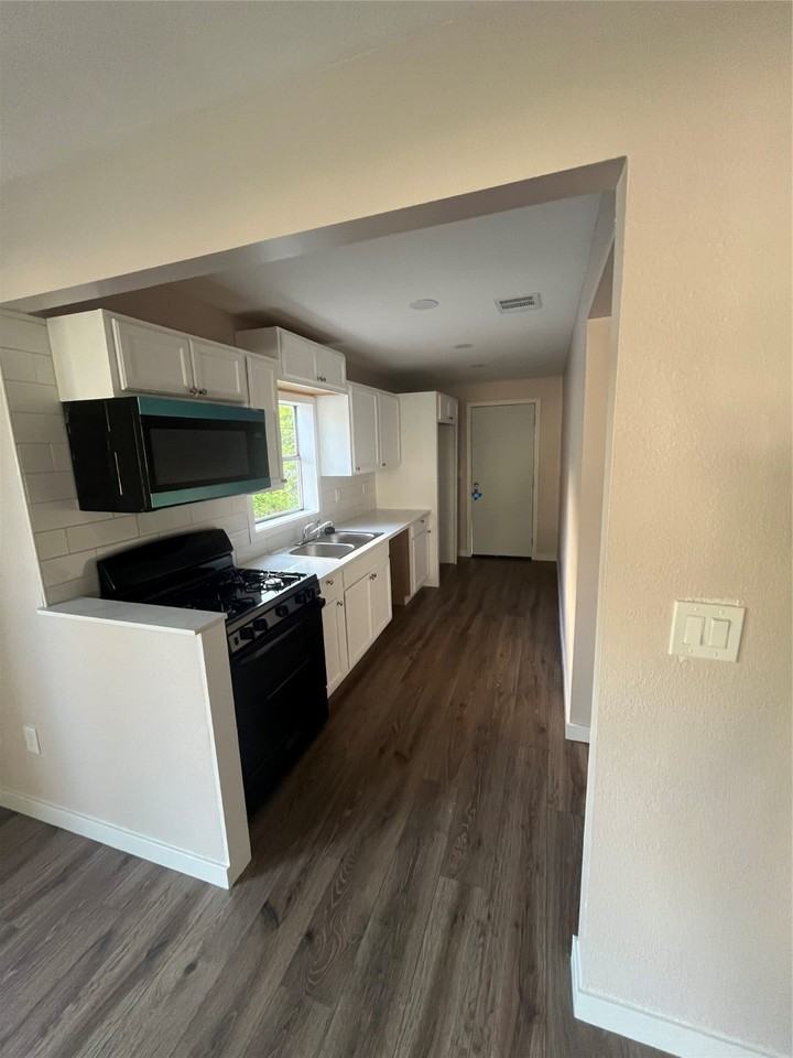 222 E Adoue St - Photo 3 of 8