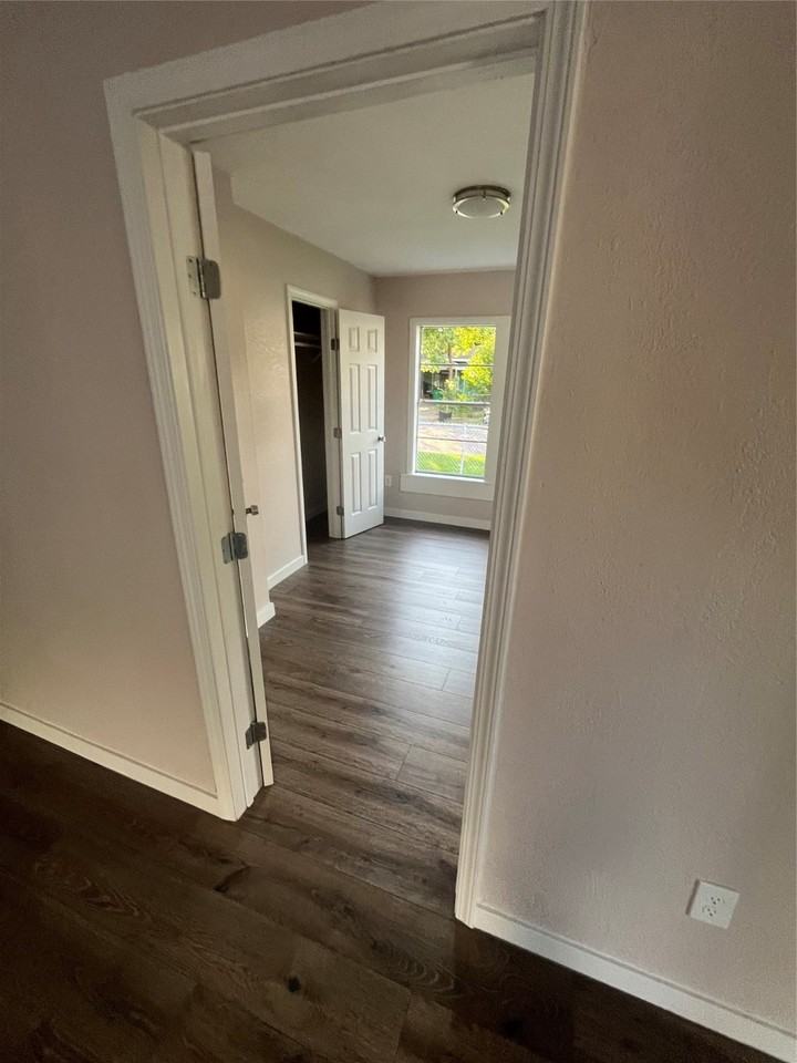 222 E Adoue St - Photo 6 of 8