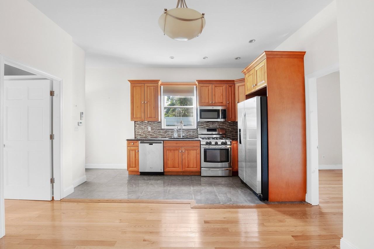 169 Sackett St - Photo 4 of 12