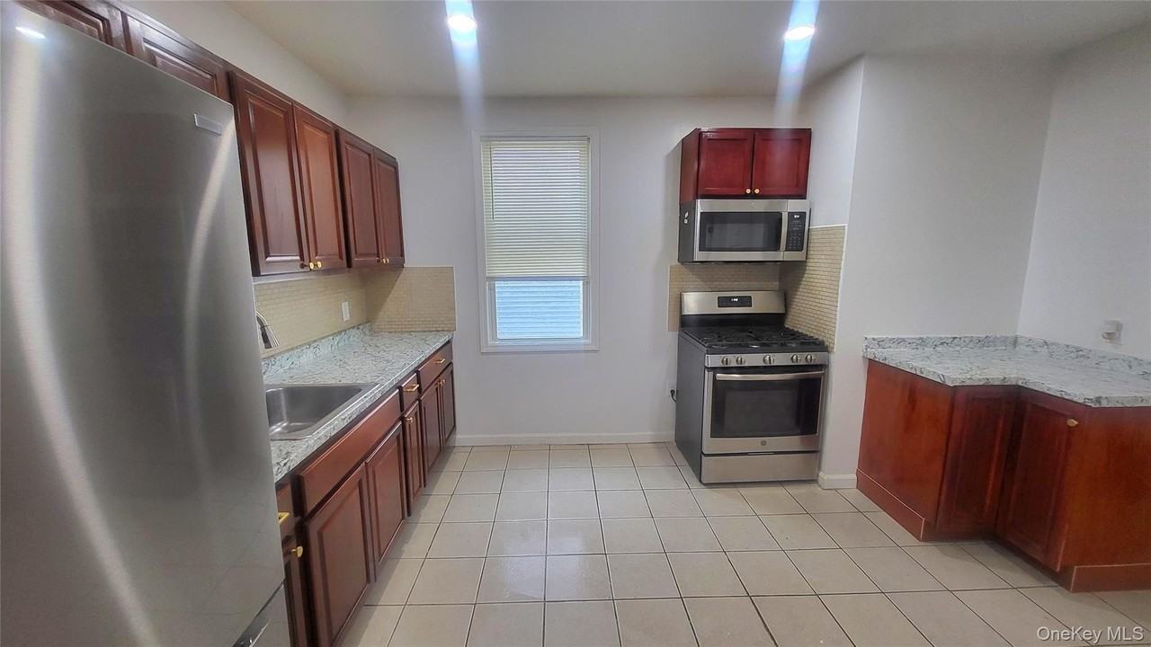 49 Carroll St Apt 1 - Photo 3 of 18