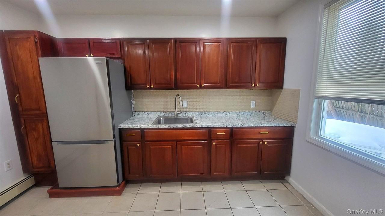 49 Carroll St Apt 1 - Photo 4 of 18