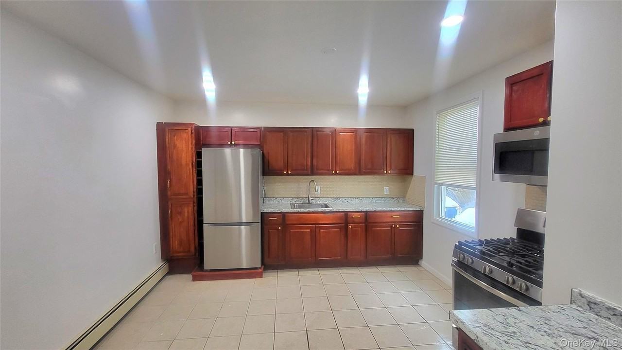 49 Carroll St Apt 1 - Photo 5 of 18