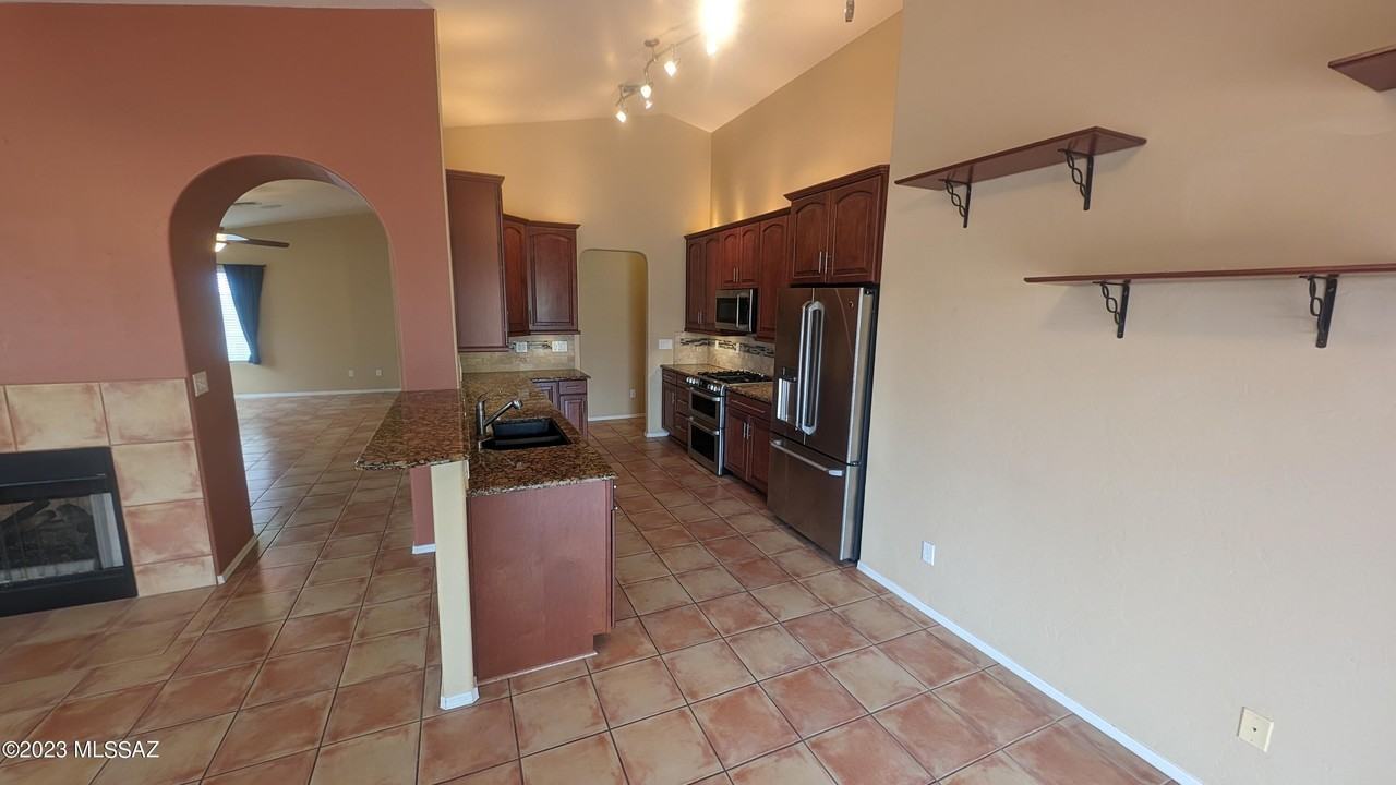 2520 W Tom Watson Dr - Photo 6 of 27