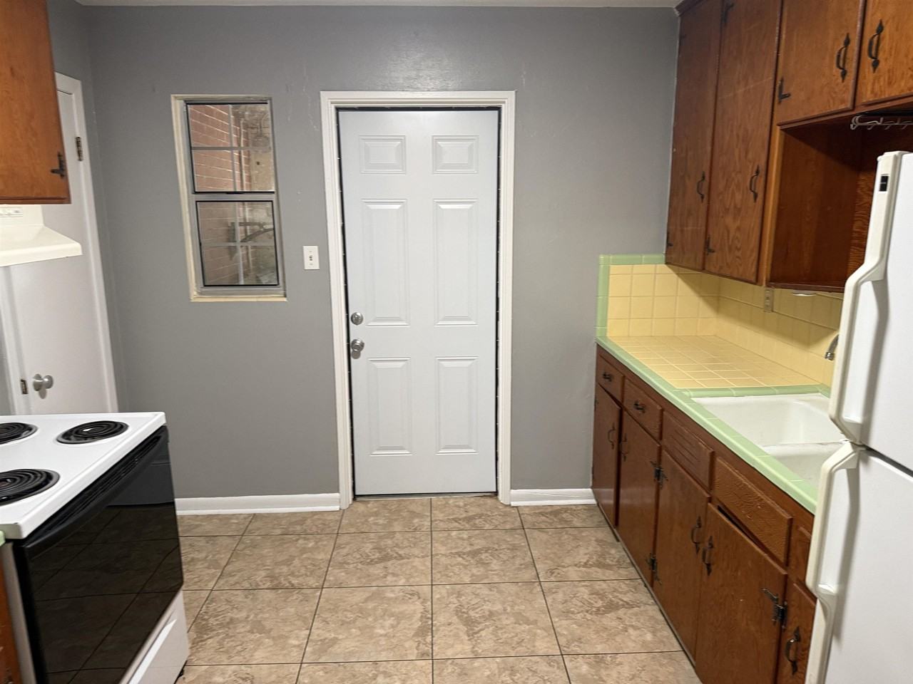 629 Stiles Ave - Photo 2 of 11