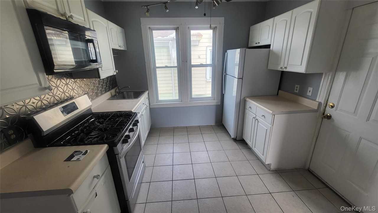 107 Smith St Unit 2 - Photo 3 of 26