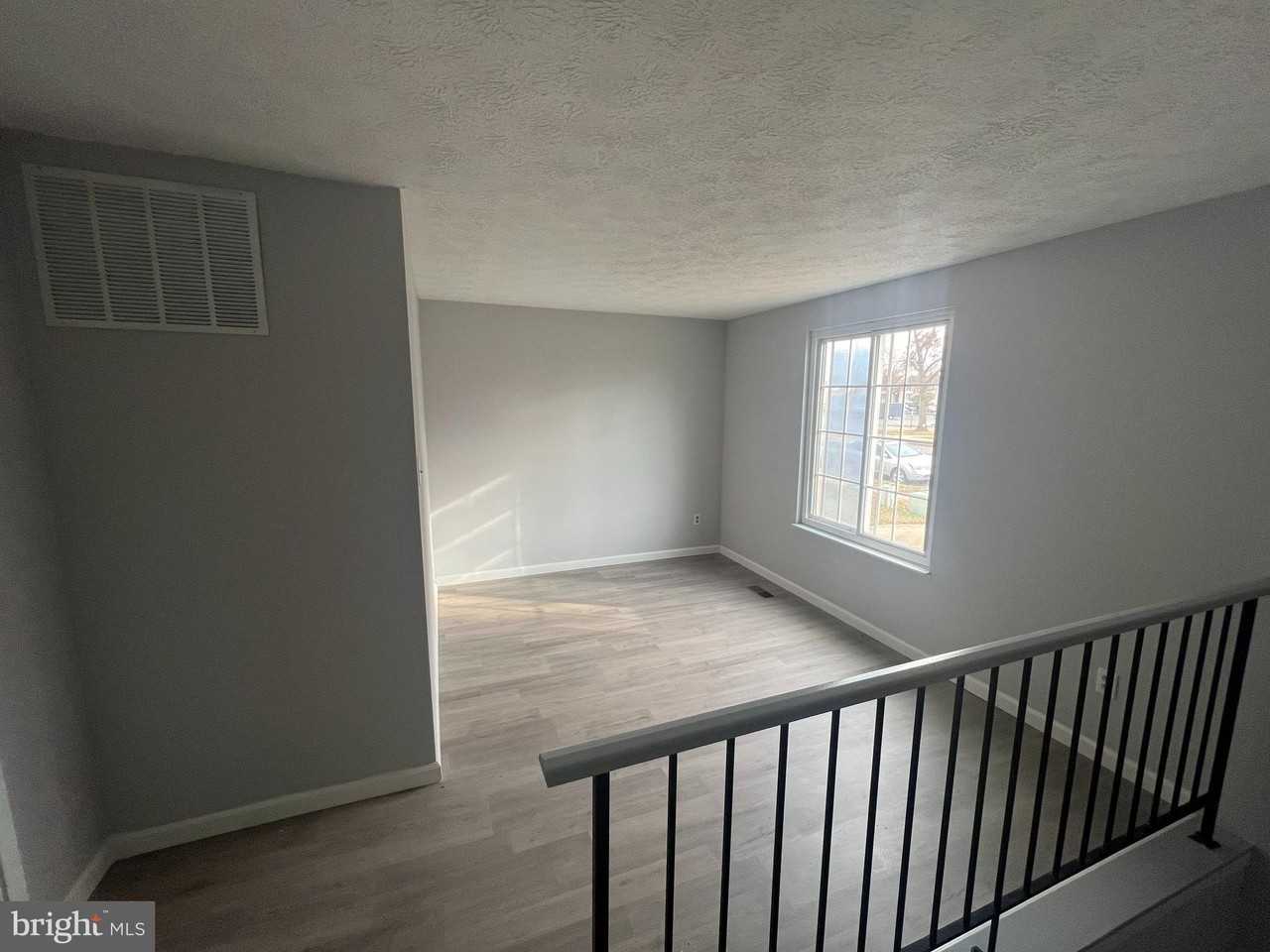 665 Towne Center Dr - Photo 3 of 17