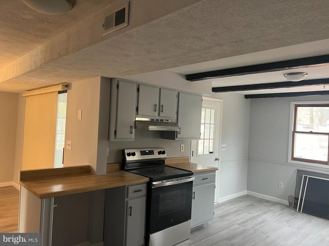 665 Towne Center Dr - Photo 4 of 17