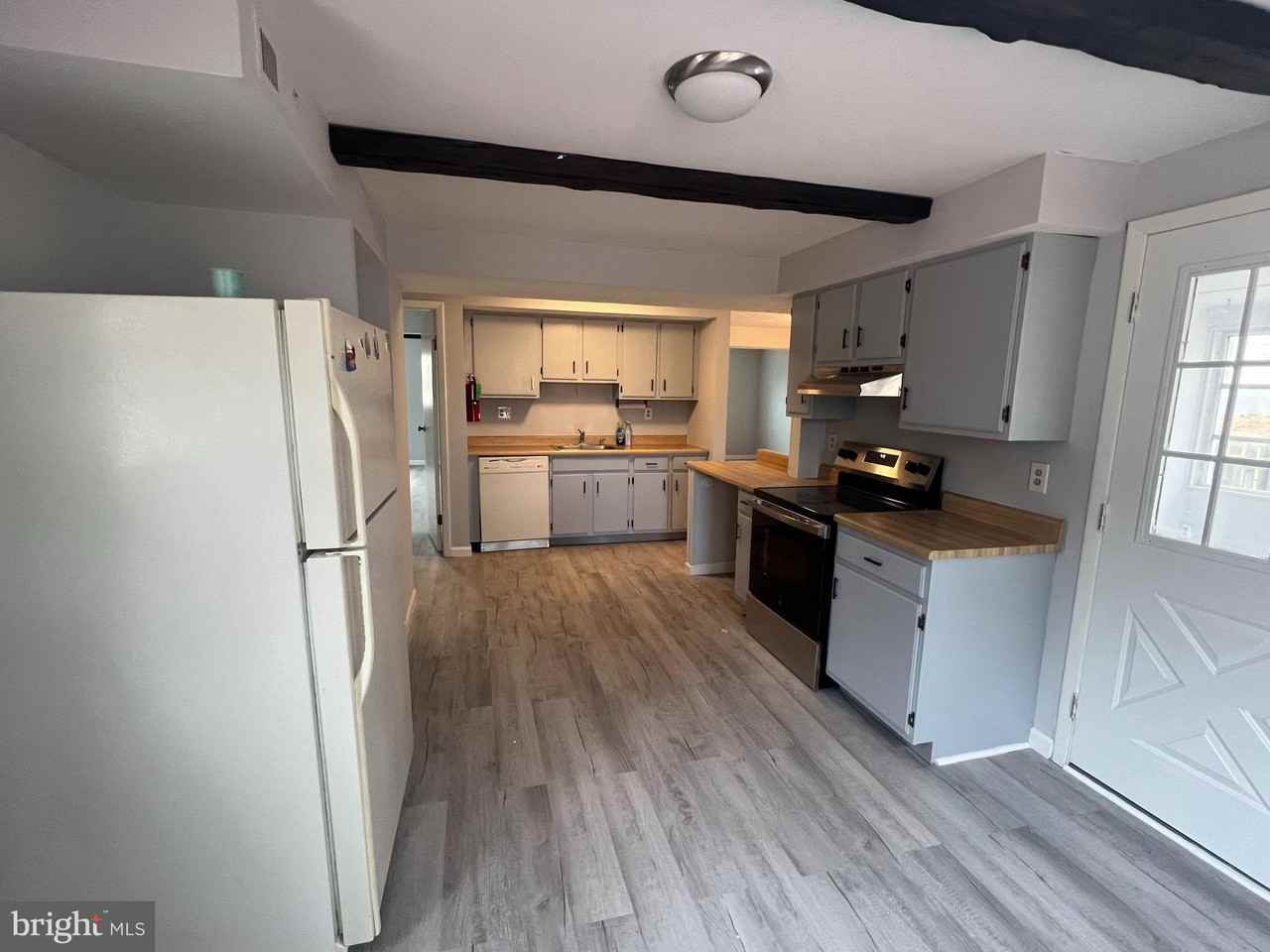 665 Towne Center Dr - Photo 5 of 17