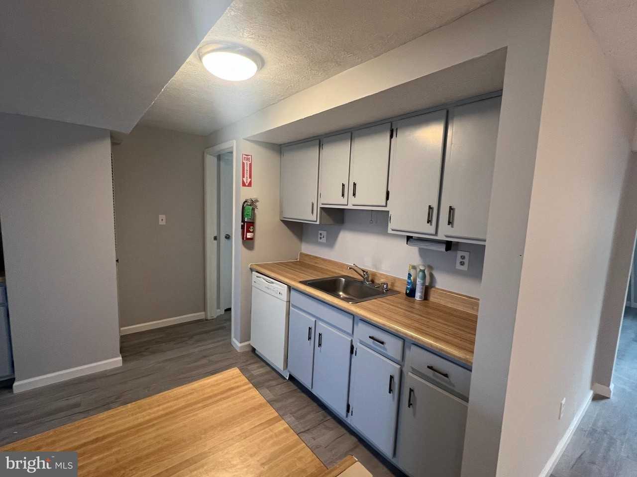 665 Towne Center Dr - Photo 6 of 17