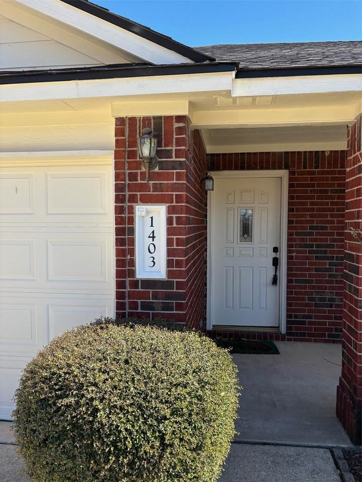 1403 Haley Gray Dr - Photo 3 of 32