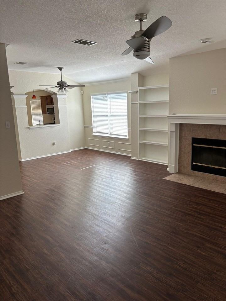 1403 Haley Gray Dr - Photo 5 of 32
