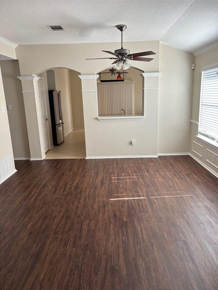 1403 Haley Gray Dr - Photo 7 of 32