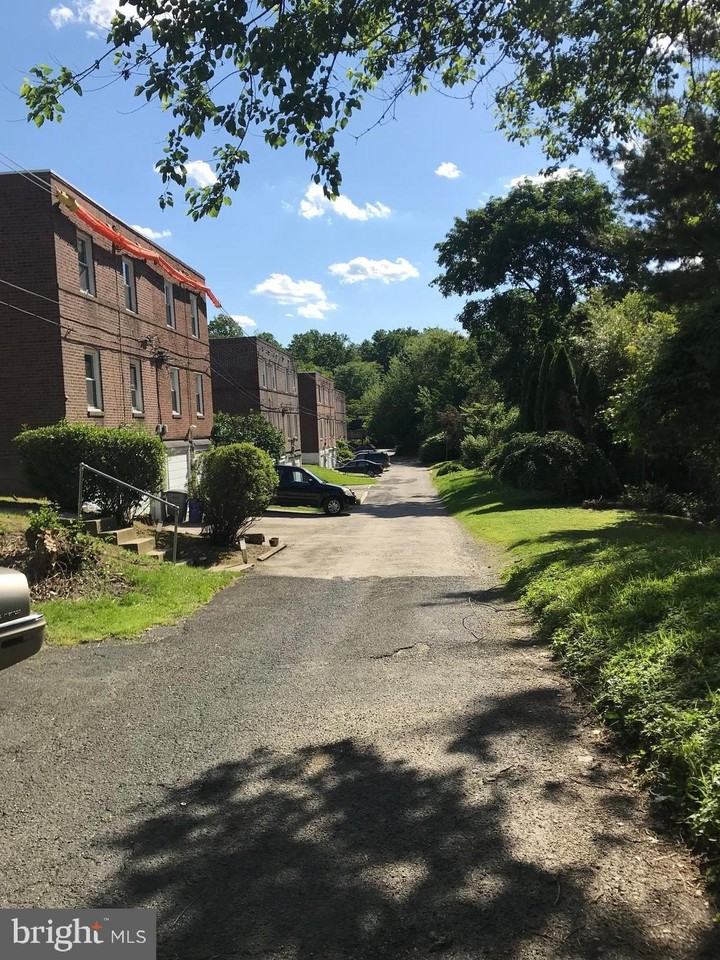 636 W Park Ln 2nd Fl #2ndFL - Photo 5 of 19