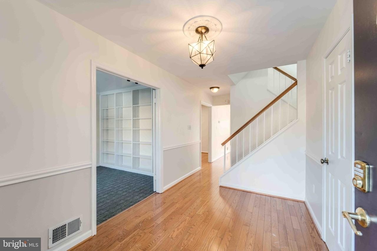 7713 Bristol Square Ct - Photo 7 of 41