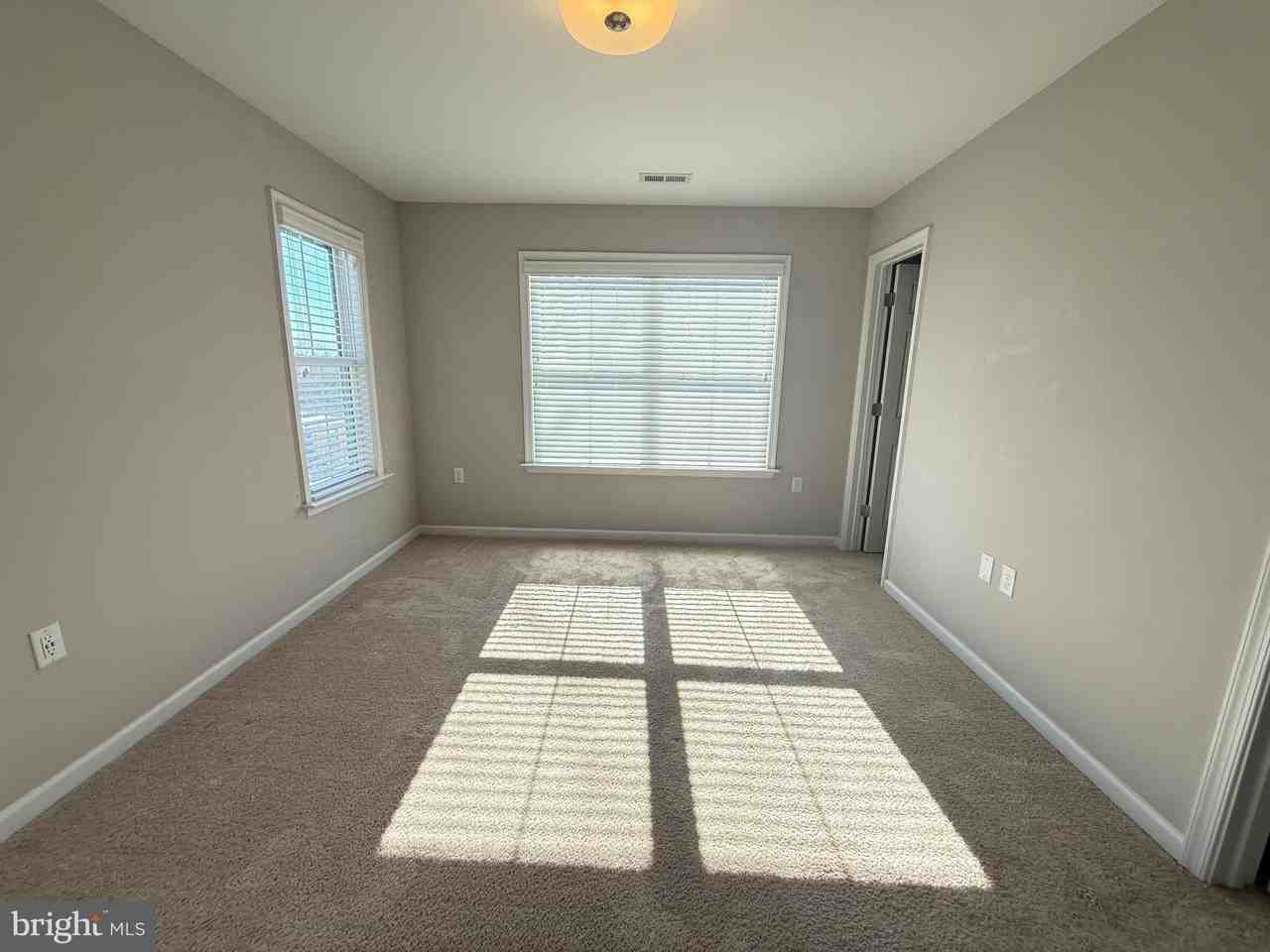 217 Brooks Cir - Photo 5 of 9