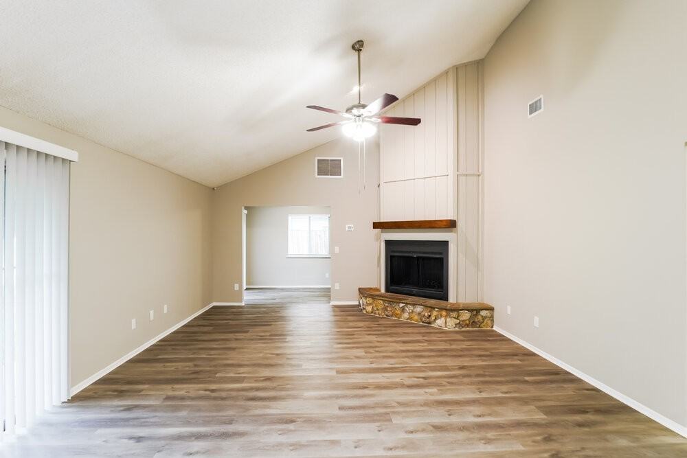 1304 Sterling Oaks Dr - Photo 4 of 20