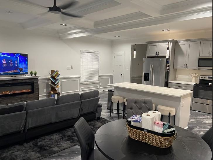 621 44th St - Photo 2 of 10