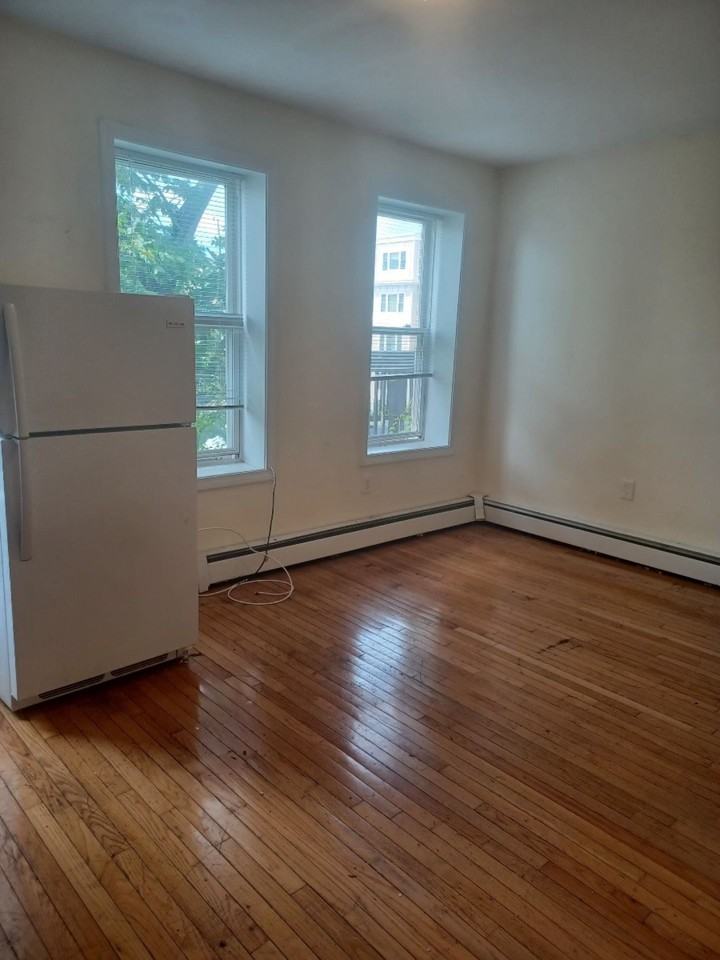 147 Chelsea St #1R - Photo 2 of 8