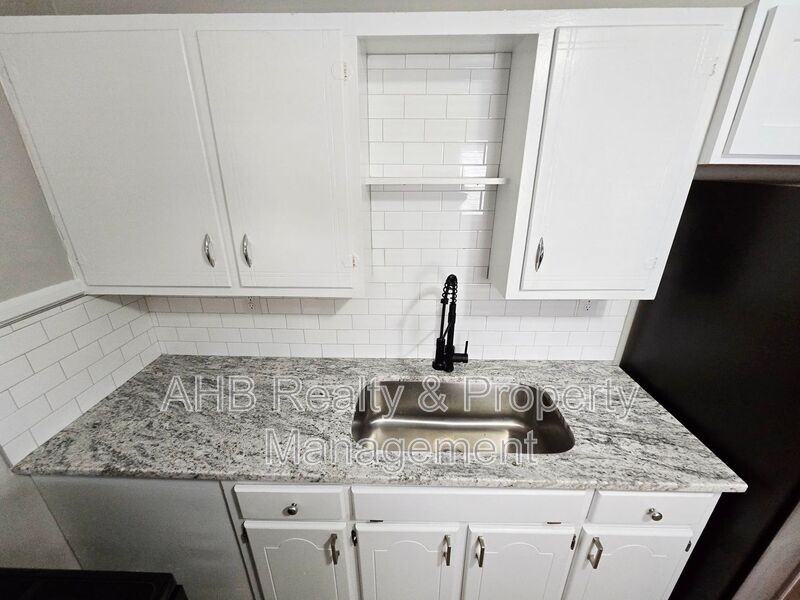 1218 Franklin St - Photo 5 of 13