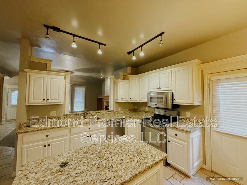 14001 Arapaho Rd - Photo 5 of 8