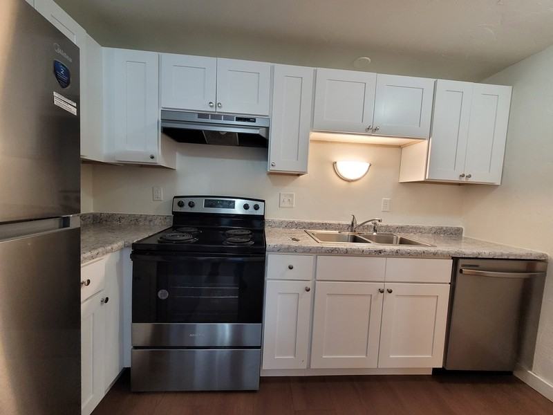 308 Leeland St - Photo 3 of 13