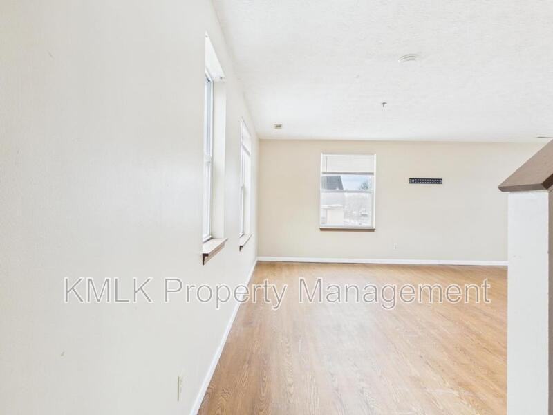 409 Brown St - Photo 4 of 28