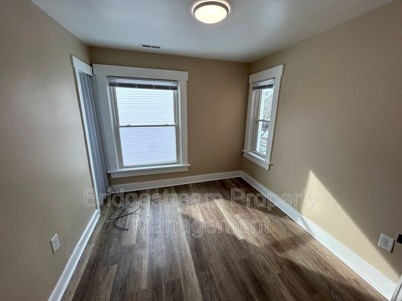 168 Grove Ave - Photo 7 of 10