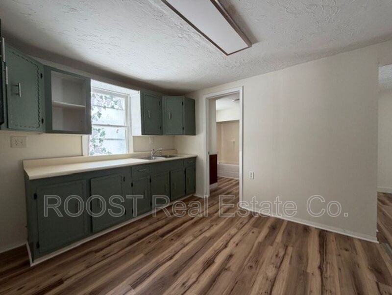 321 Gilbert Ave - Photo 4 of 12