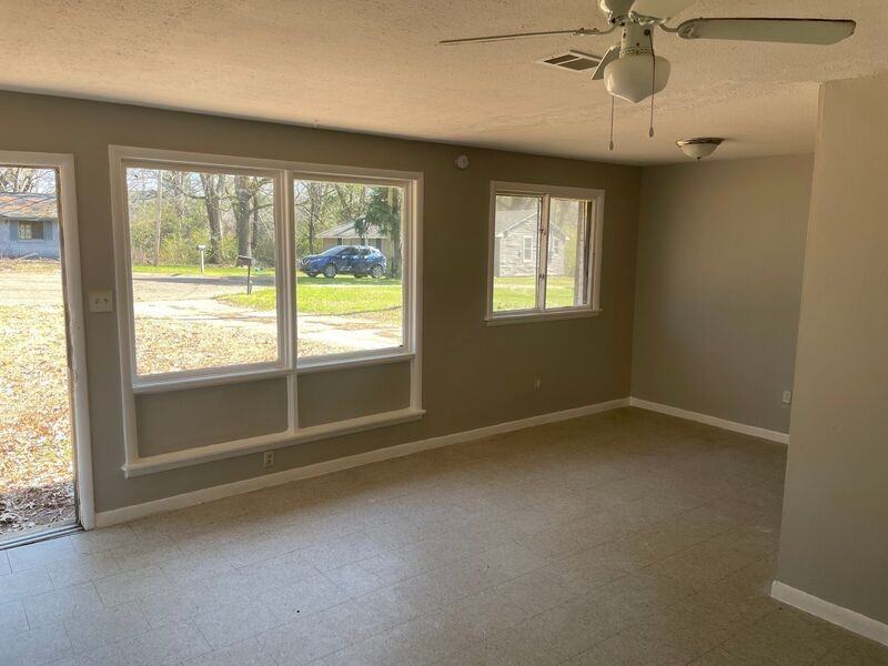 2849 Engleside Dr - Photo 2 of 5