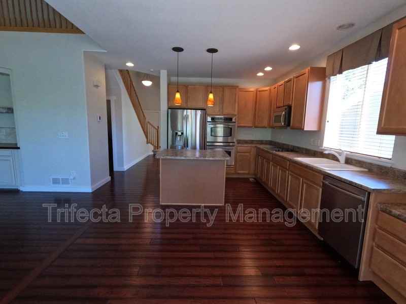 2215 Harvest St - Photo 5 of 37