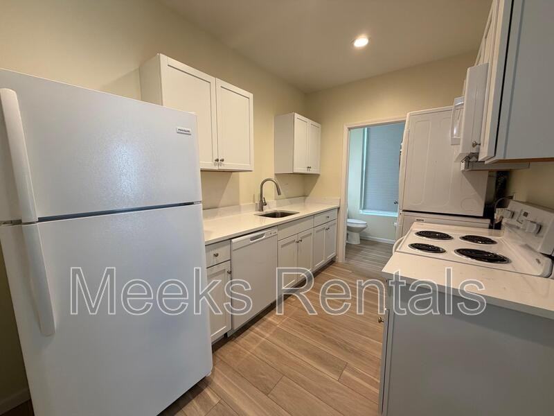 1033 Smith St #6 - Photo 2 of 6