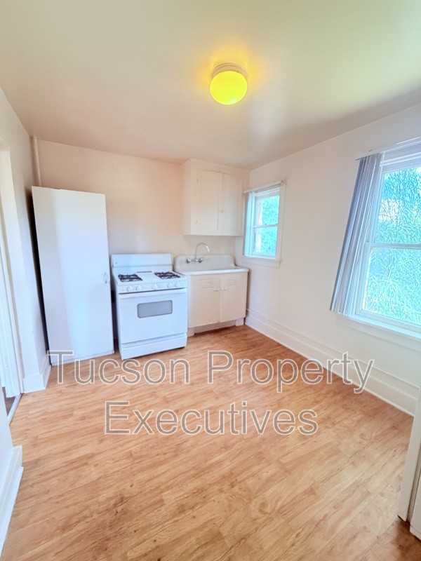 2632 N Stone Ave - Photo 2 of 15