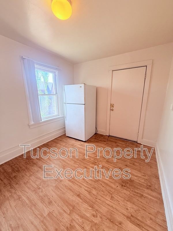 2632 N Stone Ave - Photo 4 of 15