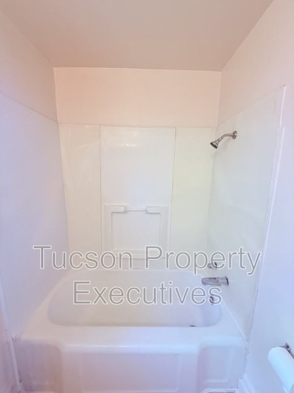 2632 N Stone Ave - Photo 5 of 15