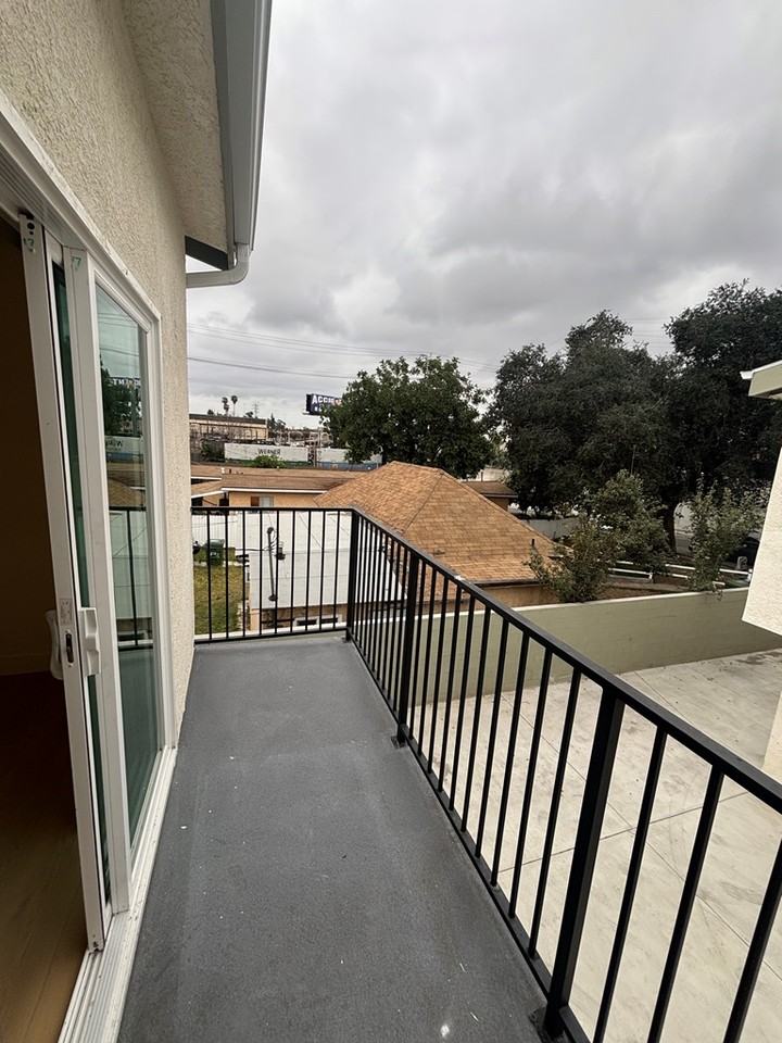 1822 1/2 North Daly Street - Photo 2 of 33