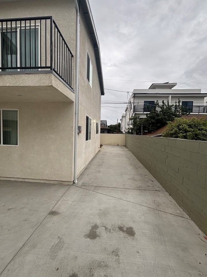 1822 1/2 North Daly Street - Photo 3 of 33