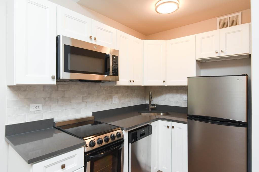 640 W Wrightwood Ave #111 - Photo 3 of 17