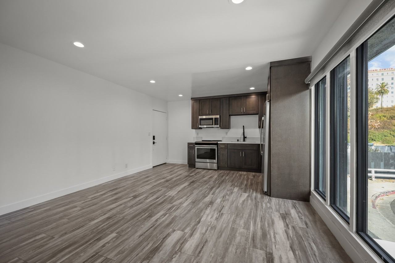 451 Coronado Terrace #4 - Photo 4 of 23