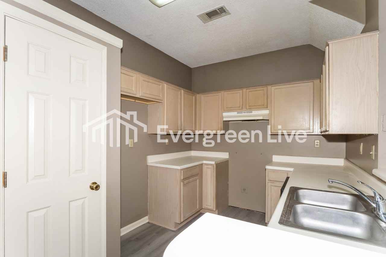 1175 Brady Hollow Ln - Photo 5 of 15