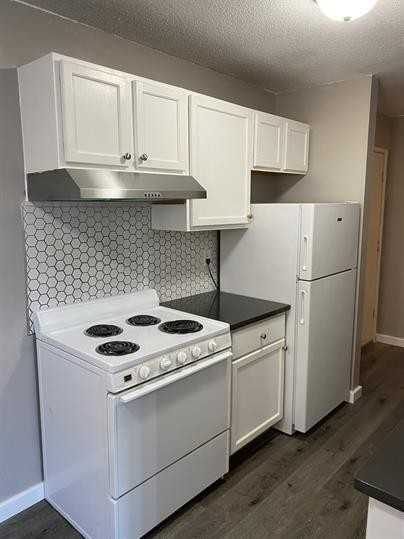 Local 25 Apartments - Photo 7 of 28