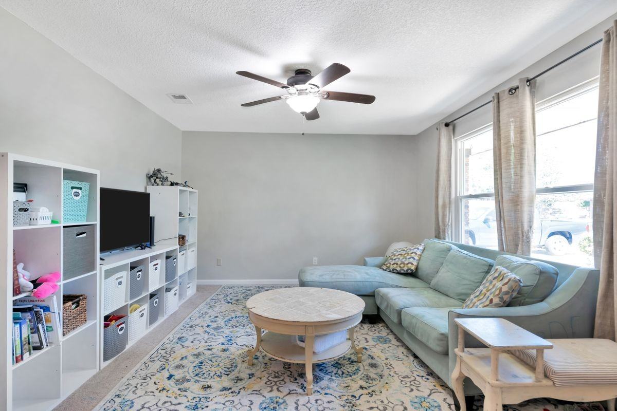 1126 Coral Dr - Photo 2 of 19