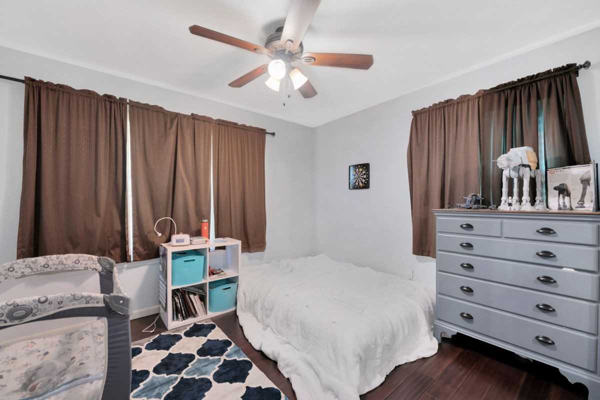 1126 Coral Dr - Photo 5 of 19