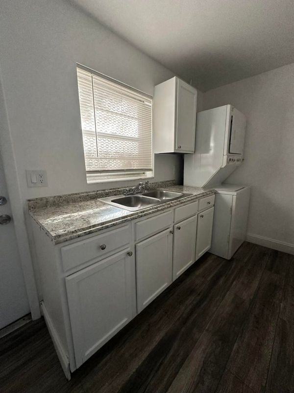 1245 W 35th St ##3 - Photo 2 of 10