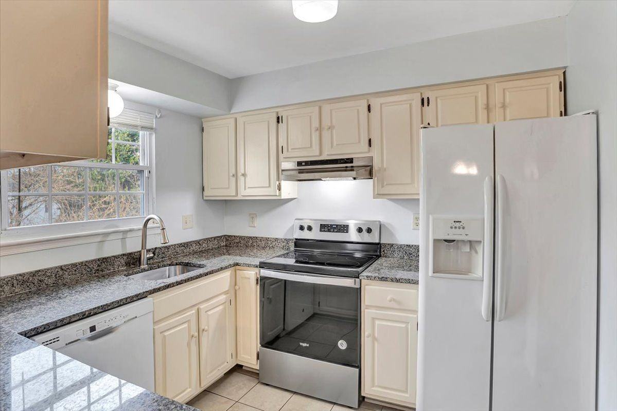 8530 London Bridge Way - Photo 3 of 14